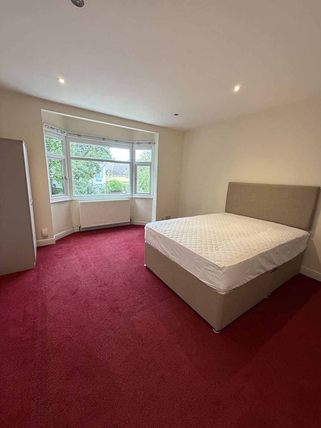 Double bedroom with bay window